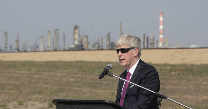 Federal government discussing future of emissions cap with Alberta