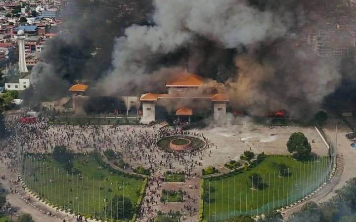Crisis en Nepal: Protestas ciudadanas culminan con la caída del gobierno y quema del palacio presidencial