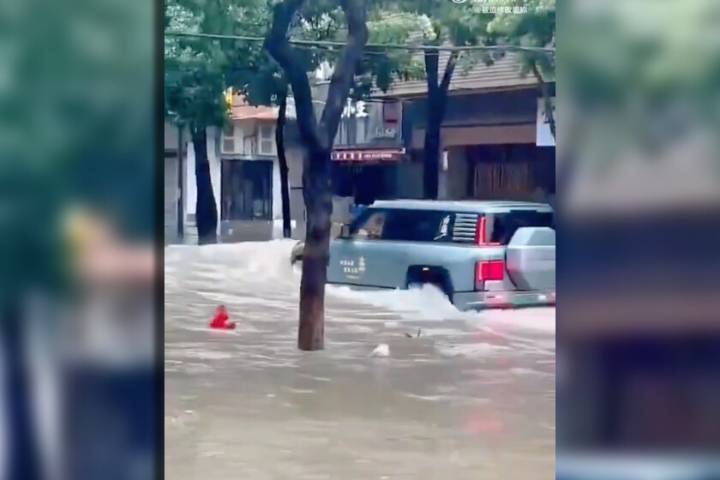 BYD prometía que su Yangwang U8 'flotaba' y cumple. El problema es cuando se usa en una calle en medio de un supertifón
