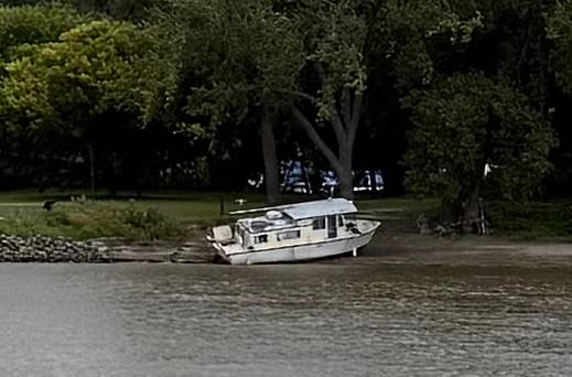 Authorities work with boat owner to get beached craft off Harriet Island