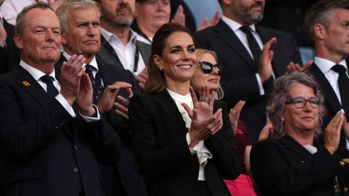 Kate Middleton sorprende en la Copa Mundial de Rugby femenina con el traje negro que mejor queda con blusas románticas