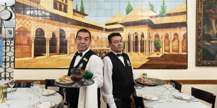 Trucos y secretos de los mozos del restorán porteño más antiguo: cómo mejoran la propina y qué pasa si un plato vuelve a la cocina