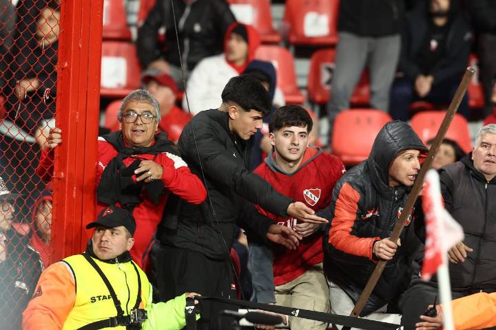Hinchas de Independiente protestan frente a la sede del club tras fallo de Conmebol que favoreció a la U
