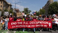 Manifestantes en Washington marchan contra la toma de control federal de Trump