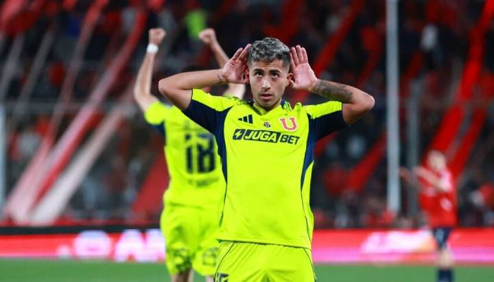 "El llanto más largo de la historia": El lienzo que captó todas las miradas en el banderazo de Universidad de Chile