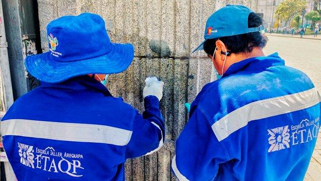 Grafitis en la Plaza de Armas de Arequipa ponen en riesgo el patrimonio histórico y generan denuncias