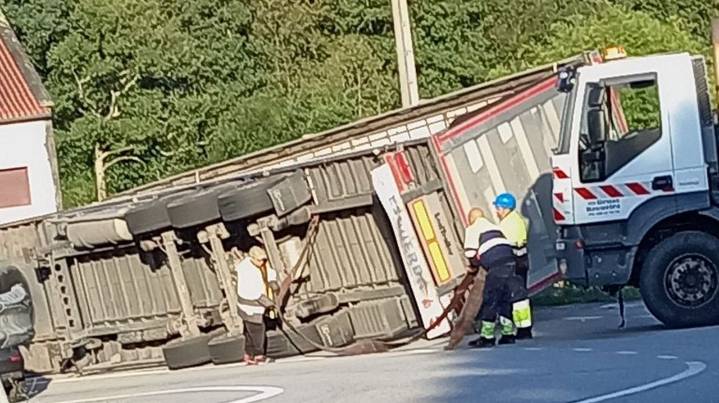 Vuelca un tráiler cargado con cinco mil pollos al dar una curva en Barro