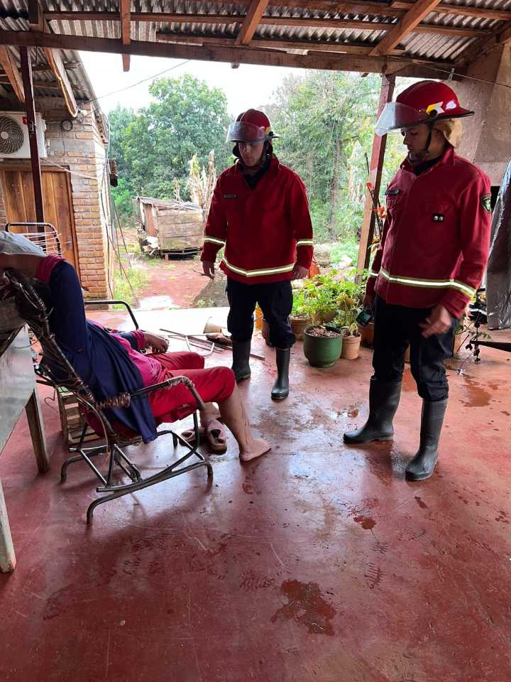 Le prendió una velita al santo y casi se le incendió la casa: bomberos sofocaron el fuego