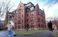 Trump afirma que Harvard pagará $500 millones para financiar escuelas de oficios