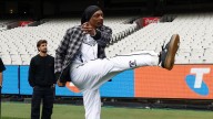 Snoop Dogg meets with Collingwood stars and shows off footy skills ahead of AFL grand final performance