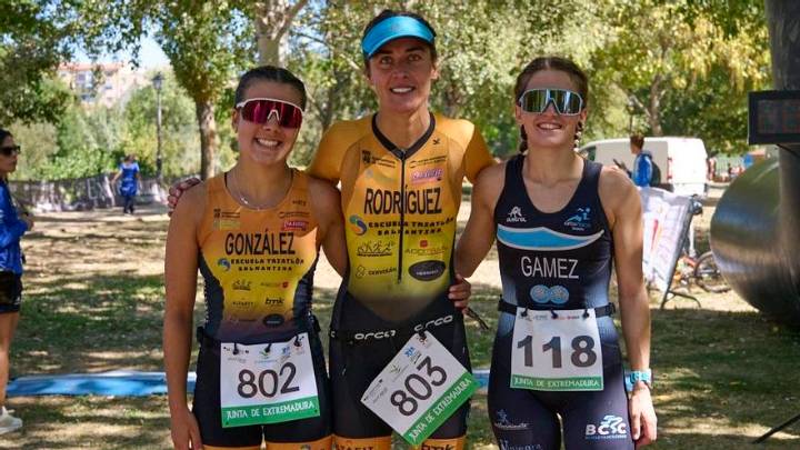 El Triatlón Ciudad de Plasencia lo ganan Adrián Álvaro y Ester Rodríguez