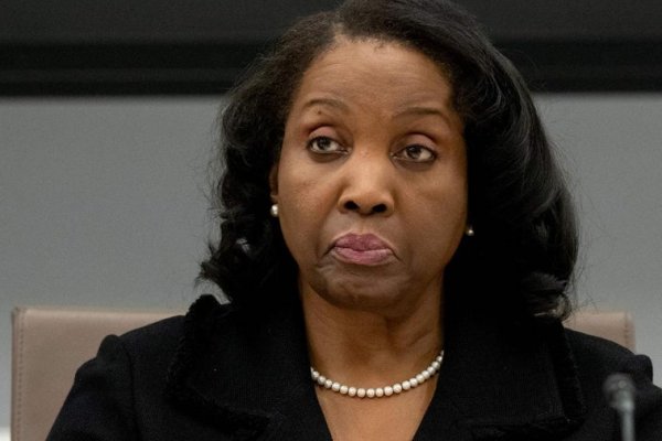 Un tribunal de apelación mantiene en su cargo a la gobernadora de la Fed despedida por Trump