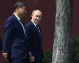 Un ex primer ministro italiano vio a Putin en China y dijo que quedó “impactado” por su estado: “Parecía Berlusconi al final”