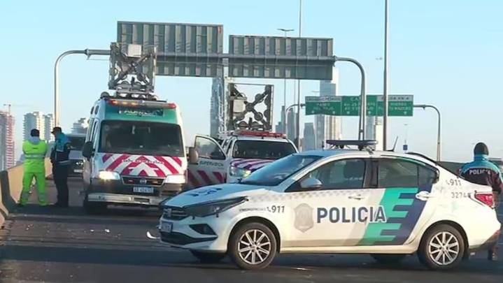 Autopista Buenos Aires-La Plata. Murió un hombre de 35 años tras chocar su moto contra un camión