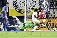 Deadspin | Joseph Paintsil's hat trick propels Galaxy past Sporting Kansas City
