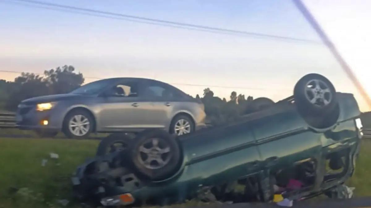 Se registra choque y volcadura entre un tráiler y una camioneta en la autopista México