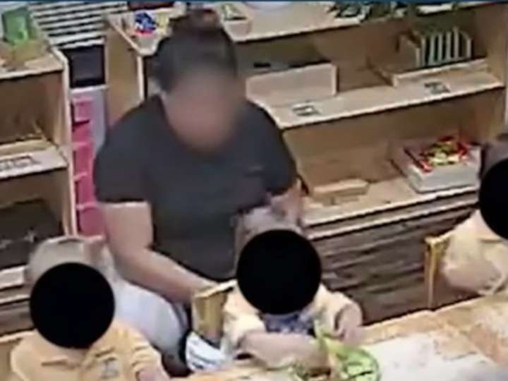 La insólita justificación de una maestra que ató a un pequeño de menos de 2 años a su silla durante el almuerzo
