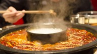 Dos adolescentes son condenados a pagar 300.000 dólares por orinar en el caldero de un restaurante