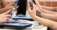 Francia se plantea prohibir las redes sociales a los menores de 15 años por razones de salud