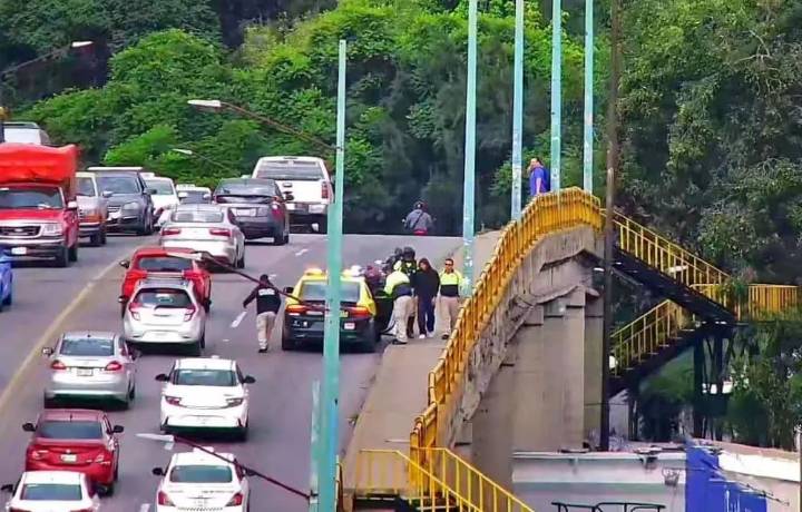 Rescatan a joven en intento de autolesión en avenida Universidad