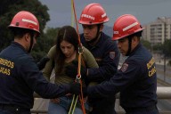 Bomberos de Caracas impidieron que una mujer saltara de puente