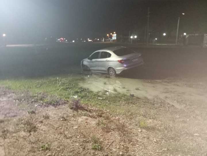 Despiste de un auto en Eva Perón y Sarmiento