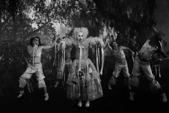 Lady Gaga estrena video grabado en la Isla de las Muñecas en Xochimilco