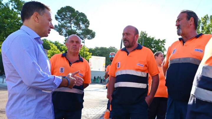 Los trabajadores de la limpieza, una pieza clave en el engranaje de la Feria de Albacete: «Hacen un esfuerzo titánico»