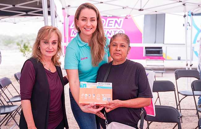 Entrega Luly López útiles escolares en ejido; agradece generosidad de las y los saltillenses