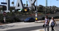 El emblemático letrero del aeropuerto LAX está siendo retirado letra por letra. He aquí el motivo.