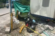 Estudiantes a bordo de una motocicleta resultan lesionados al accidentarse en Tulum