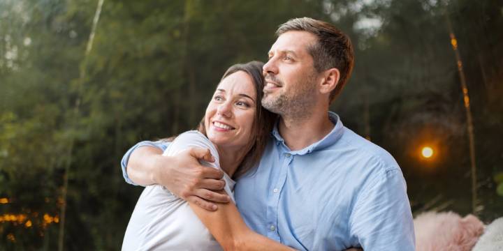 Por qué hay parejas que eligen no convivir y qué recomiendan los especialistas ante esta decisión