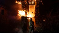 Miedo por el fuego y la vista en el cielo: más de 2.000 hectáreas y una decena de viviendas calcinadas
