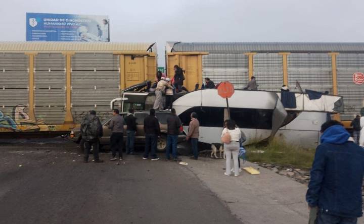 [VIDEO] Fatal choque entre tren y autobús en Edomex deja heridos y muertos