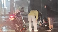 Iban en moto y tras derrapón, acabaron en el hospital