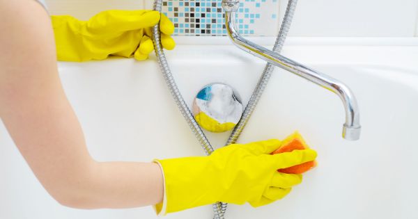 Ni vinagre ni bicarbonato: esta es la forma más eficaz para eliminar todo el sarro de la bañera para siempre