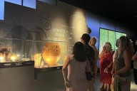 Éxito de público en la exposición Ciudades de Luz del MARQ