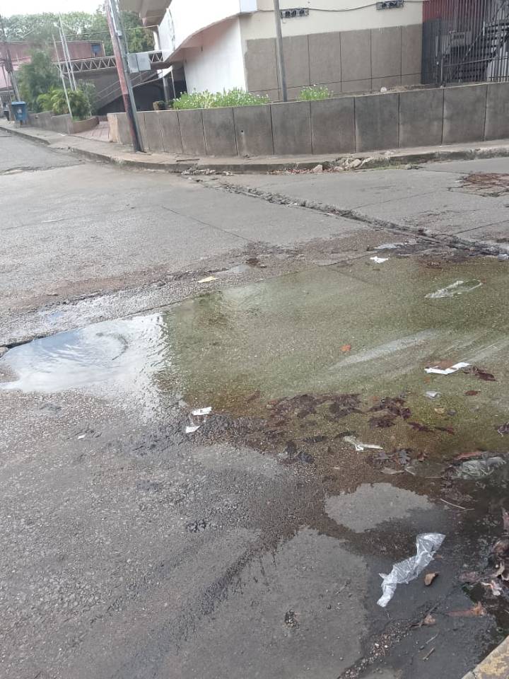 Denuncian persistente desborde de cloacas en la entrada de La Murallita