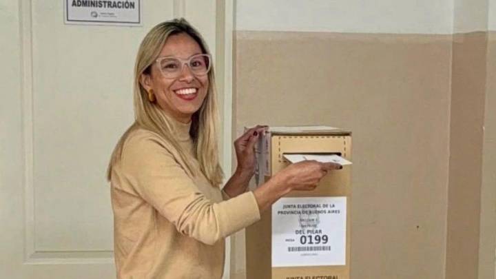 "Hagamos valer nuestro voto" pidió Adriana Cáceres a la hora de emitir el sufragio