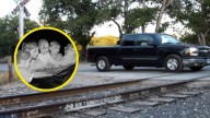 En estas vías del tren en Texas es donde aseguran que los autos son empujados