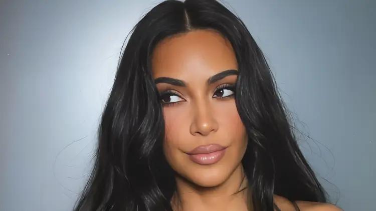 Kim Kardashian domina redes con atuendo transparente tras documental de Kanye