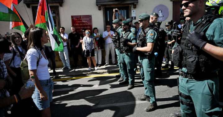 Las imágenes de la protesta de la izquierda radical que ha obligado a desviar La Vuelta a España