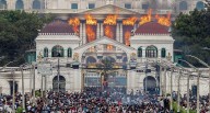 Hartos de la corrupción, queman Congreso y corretean a ministro calato