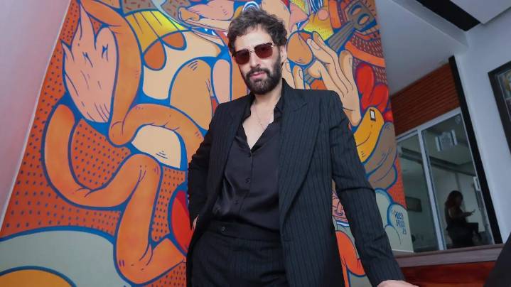 Adanowsky echa un vistazo a su pasado musical mientras busca saltar al cine