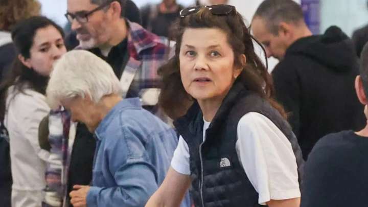 90s movie star who starred in hit teen drama is unrecognizable as she lands in Australia to film movie sequel