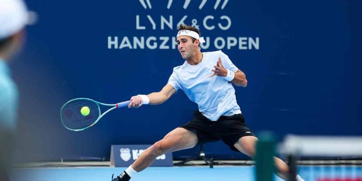 ATP de Hangzhou: Tomás Etcheverry selló su clasificación a los cuartos de final