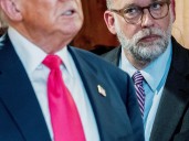 El hombre detrás del impulso de Trump para una presidencia todopoderosa