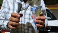 Agente de Tránsito de Torreón devuelve 200 mil pesos a conductor; los olvidó en su auto durante alcoholímetro