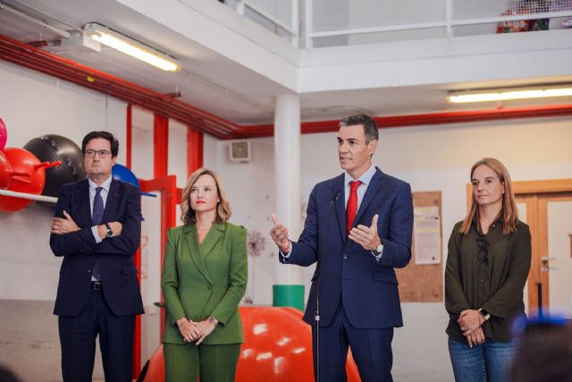 Pedro Sánchez anuncia que se reducirán por ley las horas lectivas del profesorado y se rebajarán las ratios
