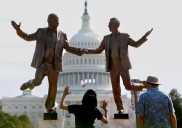 Trump y Epstein cogidos de la mano frente al Capitolio: la provocadora escultura que enfurece a la Casa Blanca
